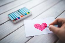 hand with oil pastel draws the heart 6333